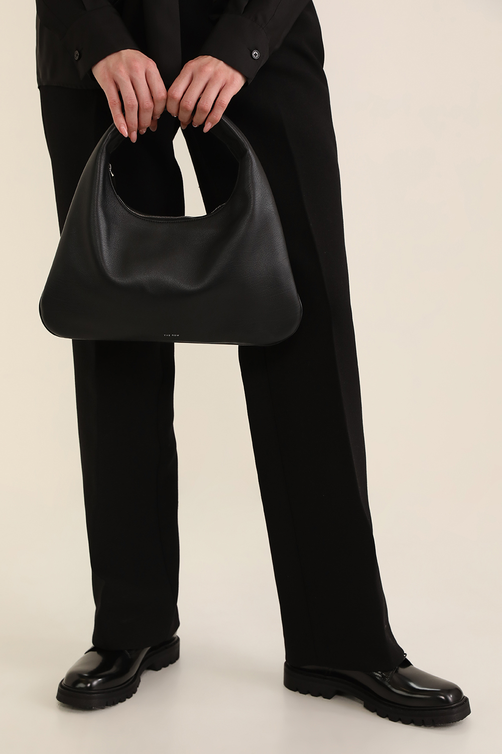 תמונת כל הלוק של תיק הובו קטן מעור